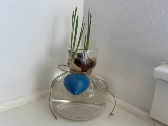 Bulb vase with ornament